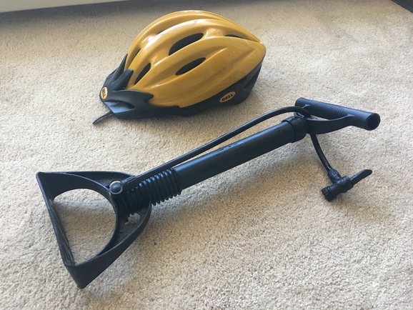 自行车头盔和打气筒